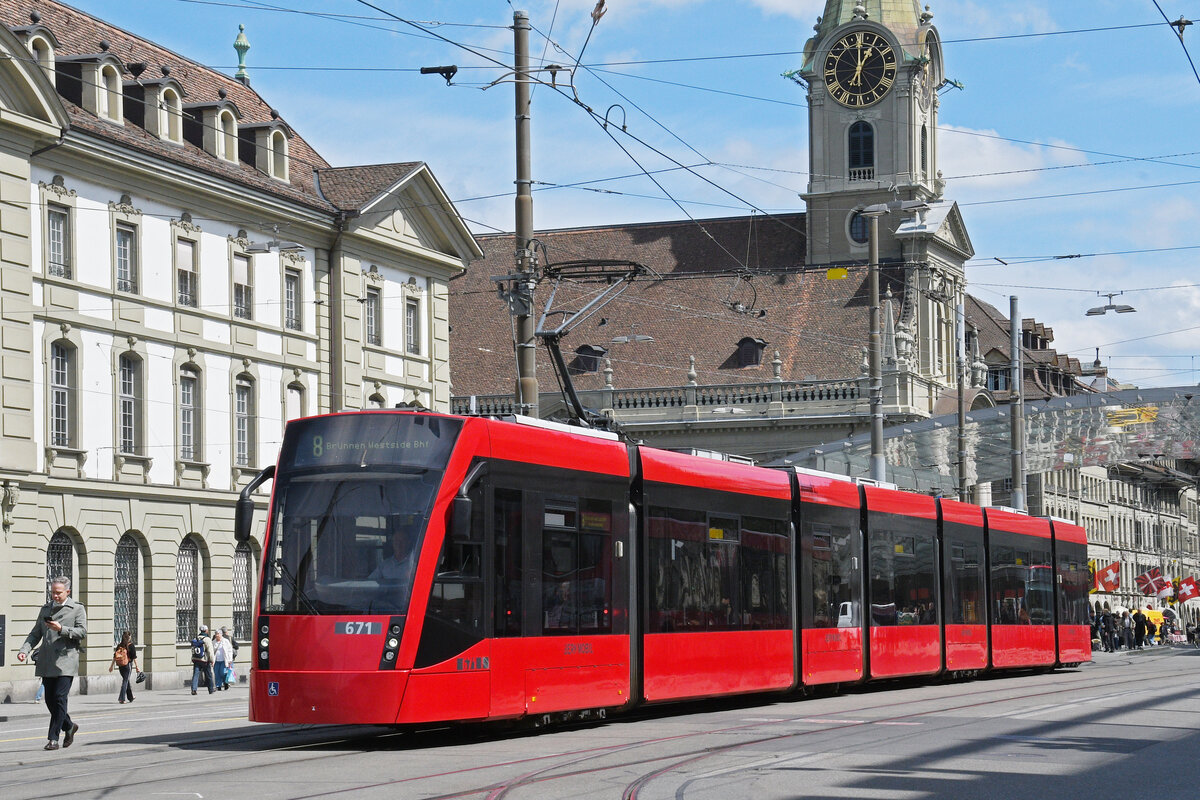 Be 6/8 Combino 671, auf der Linie 8, f�hrt am 20.04.2026 zur Haltestelle Hirschengraben. Aufnahme Bern.