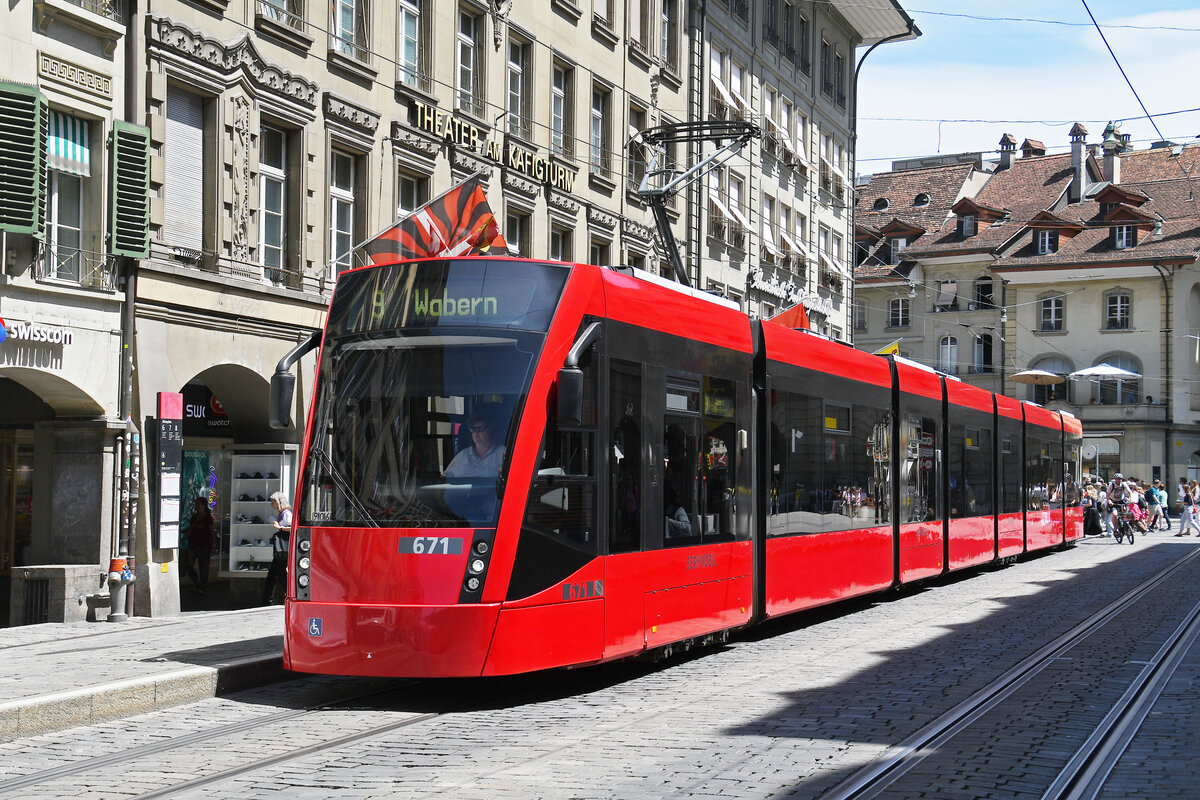 Be 6/8 Combino 671, auf der Linie 9, bedient am 15.06.2026 die Haltestelle B�renplatz. Aufnahme Bern.