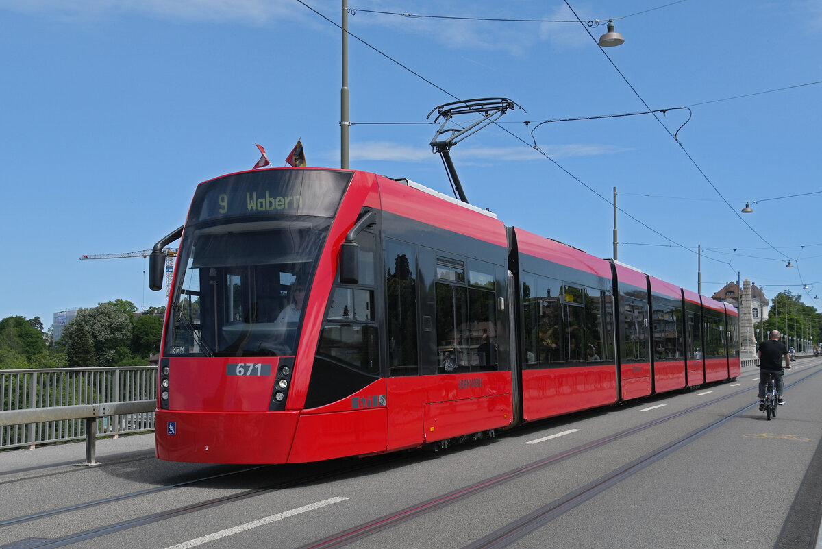 Be 6/8 Combino 671, auf der Linie 9,�berquert am 15.06.2026 die Kornhausbr�cke. Aufnahme Bern.