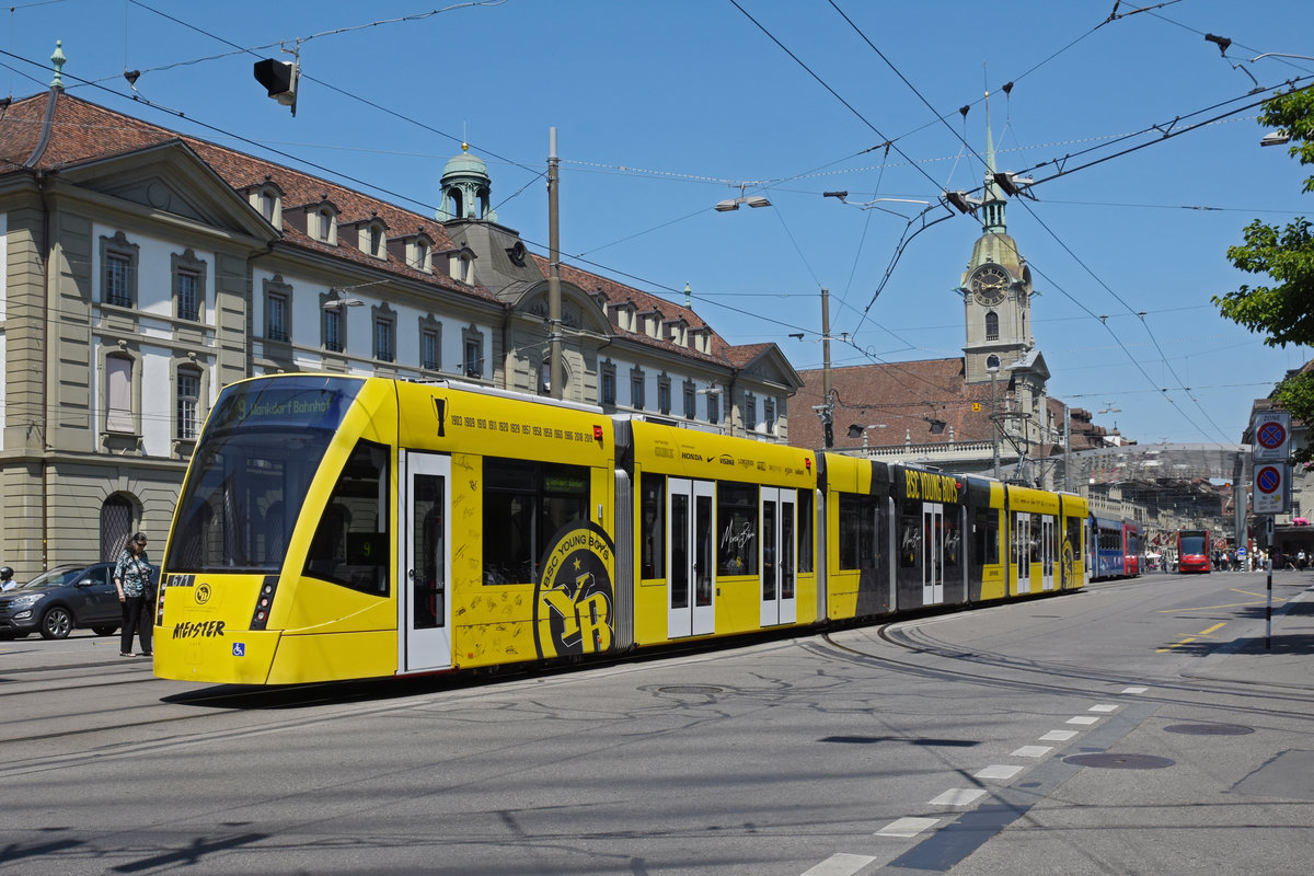 Be 6/8 Combino 671 BSC Young Boys, auf der Linie 9, fährt zur Haltestelle beim Bahnhof Bern. Die Aufnahme stammt vom 24.06.2020.