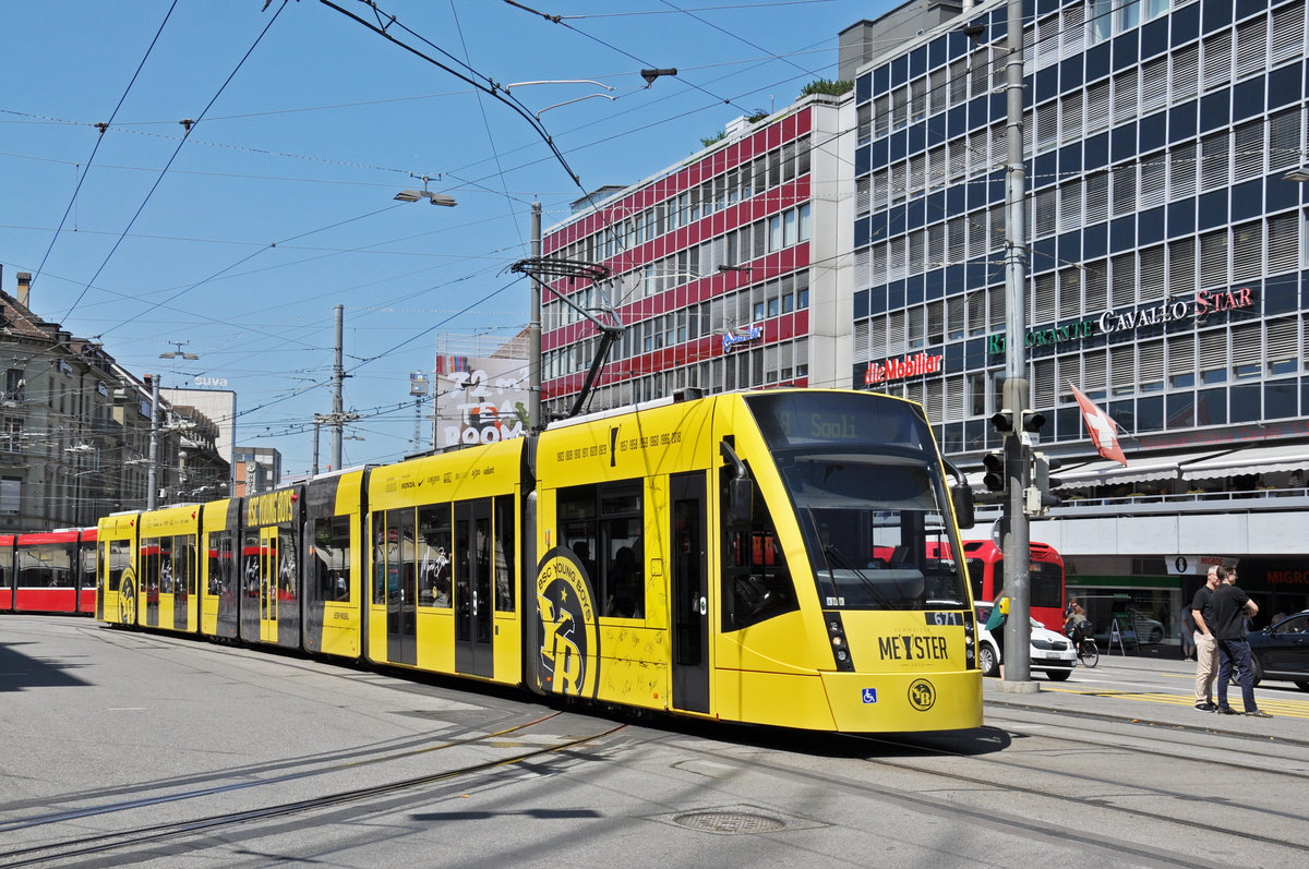 Be 6/8 Combino 671 mit einer Gratulations Werbung für den Meistertitel der Young Boys (YB), auf der Linie 8, fährt zur Haltestelle beim Bahnhof Bern. Die Aufnahme stammt vom 09.07.2018.