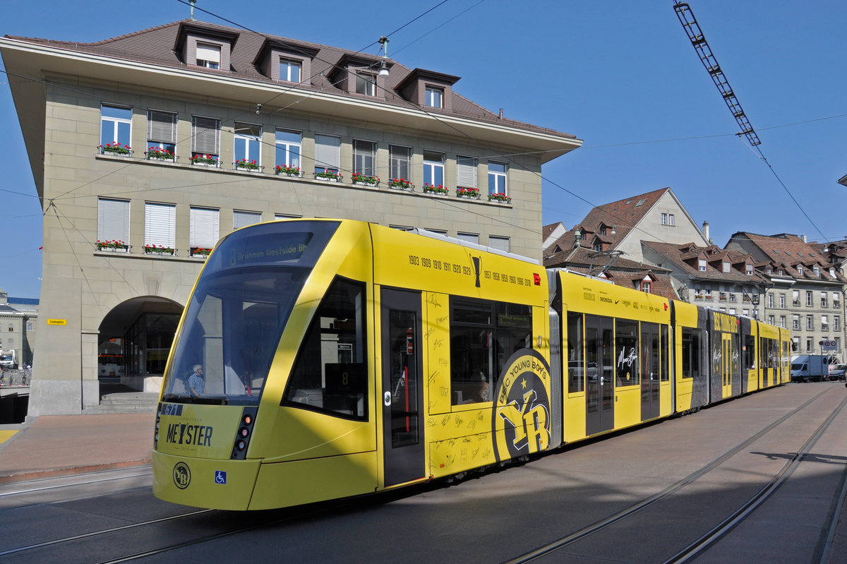 Be 6/8 Combino 671 mit der Gratulations Werbung für den errungenen Schweizermeister Titel der Young Boys, auf der Linie 8, fährt zur Haltestelle Zytglogge. Die Aufnahme stammt vom 09.07.2018.