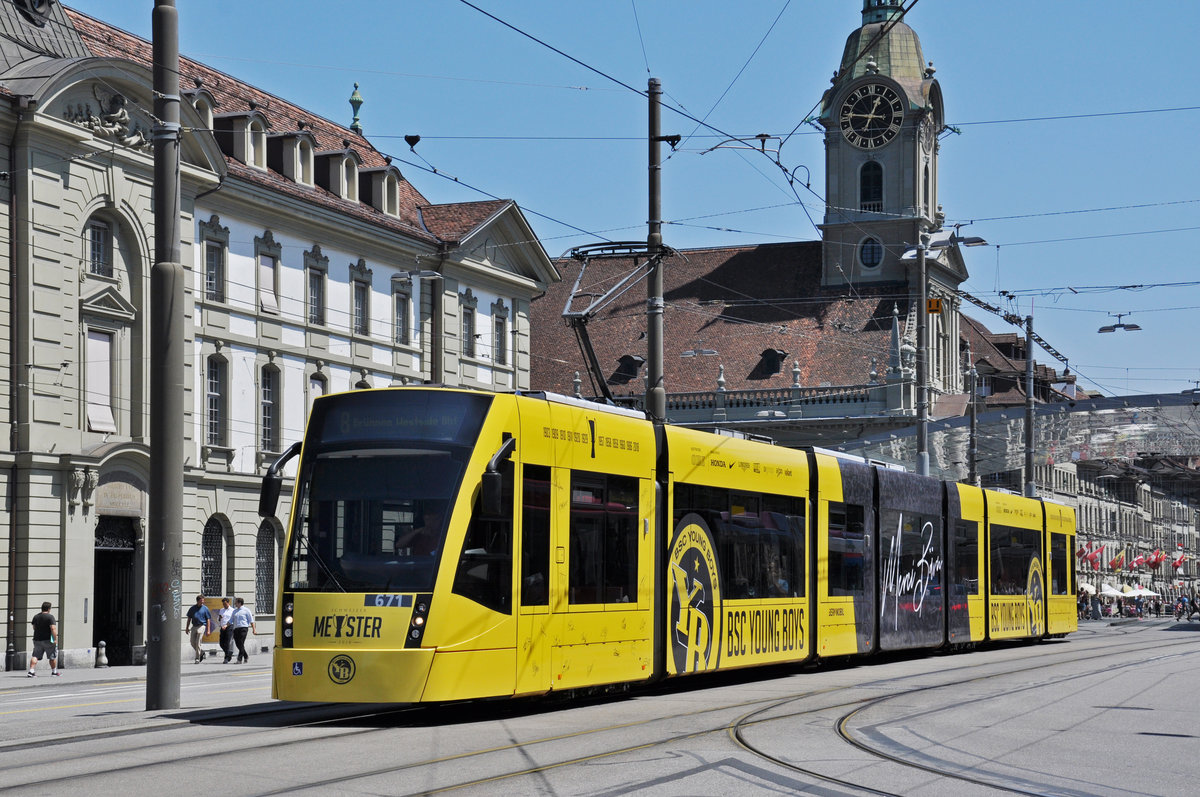 Be 6/8 Combino 671 mit der Gratulations Werbung für den errungenen Schweizermeister Titel der Young Boys, auf der Linie 8, fährt zur Haltestelle Hirschengraben. Die Aufnahme stammt vom 09.07.2018.