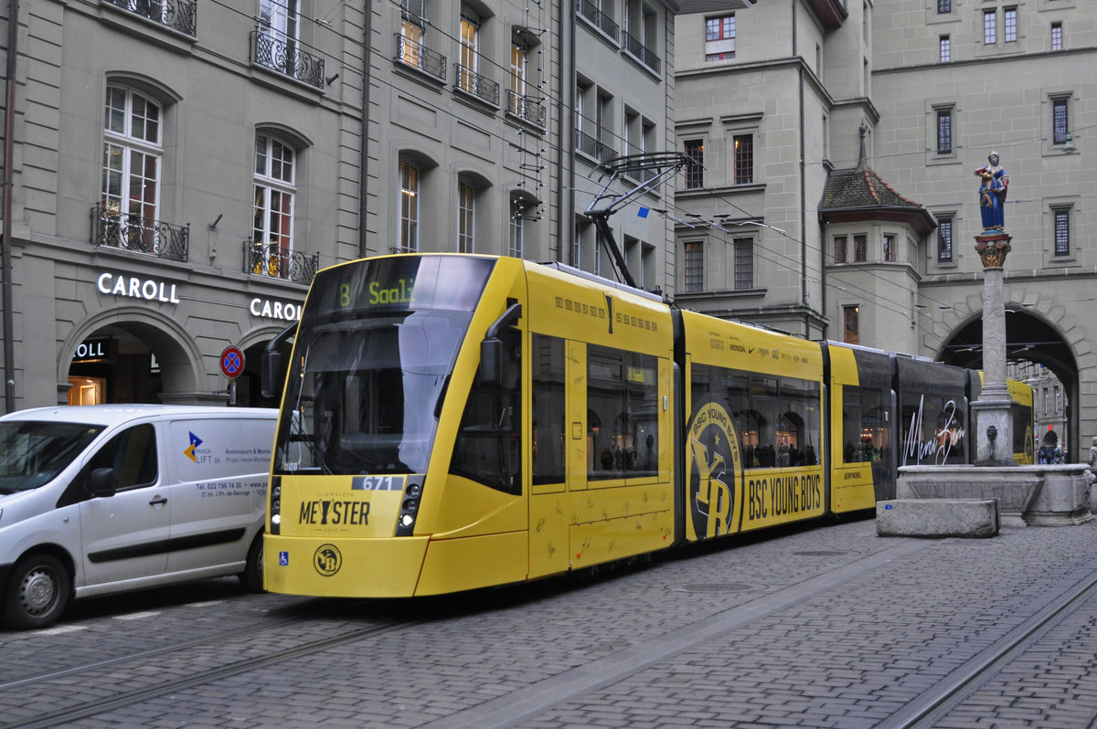 Be 6/8 Combino 671 mit der Werbung für den Meistertitel der Berner Young Boys im Schweizer Fußball, auf der Linie 8, fährt durch die Marktgasse. Die Aufnahme stammt vom 19.12.2018.