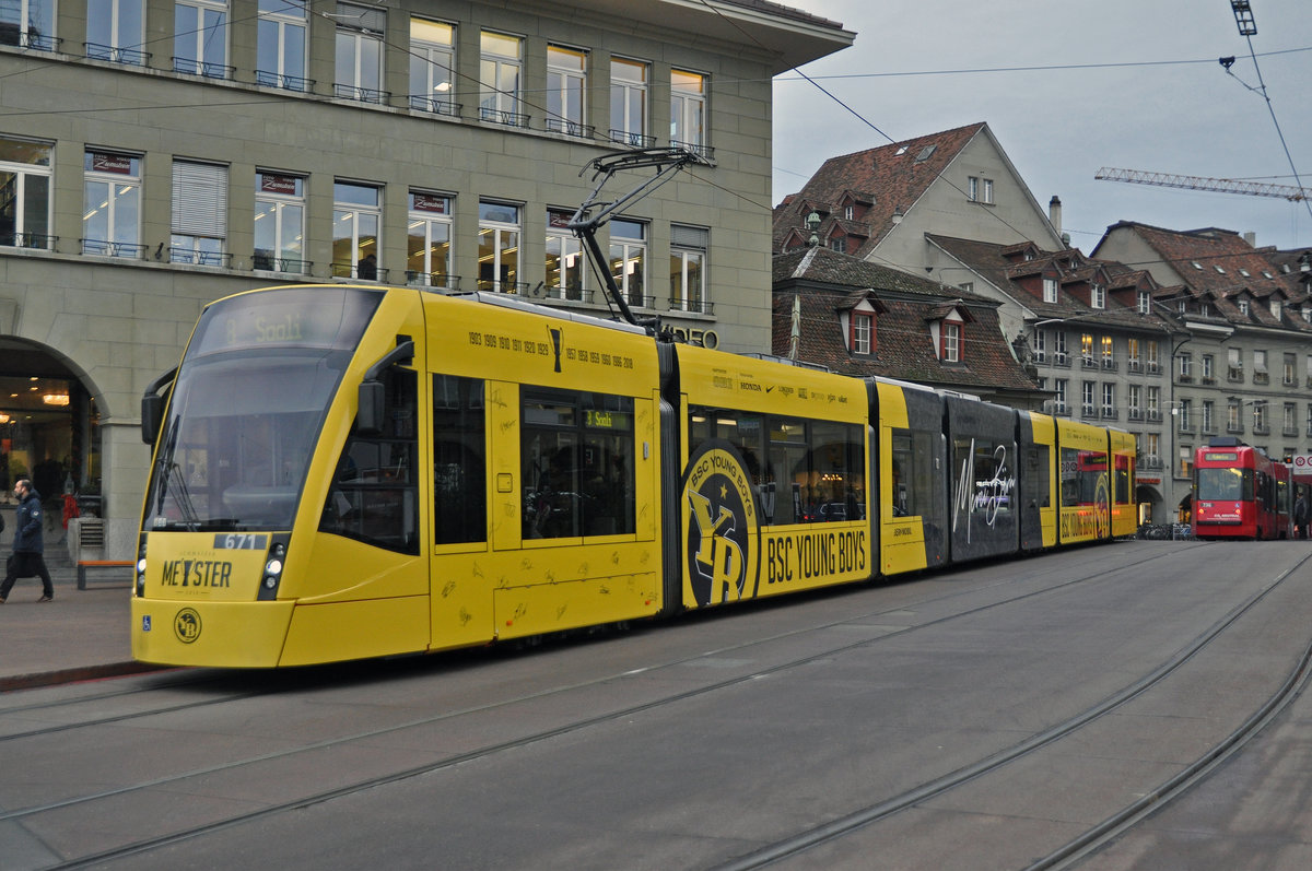 Be 6/8 Combino 671 mit der Werbung für den Meistertitel der Berner Young Boys im Schweizer Fußball, auf der Linie 8, bedient die Haltestelle beim Casinoplatz. Die Aufnahme stammt vom 19.12.2018.