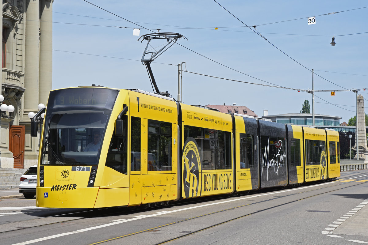 Be 6/8 Combino 671 mit der Gratulations Werbung für den Fussball Club Young Boys, die erneut den Meistertitel gewonnen haben. Hier fährt der Combino auf der Linie 9 zur Haltestelle Zytglogge. Die Aufnahme stammt vom 25.06.2019.