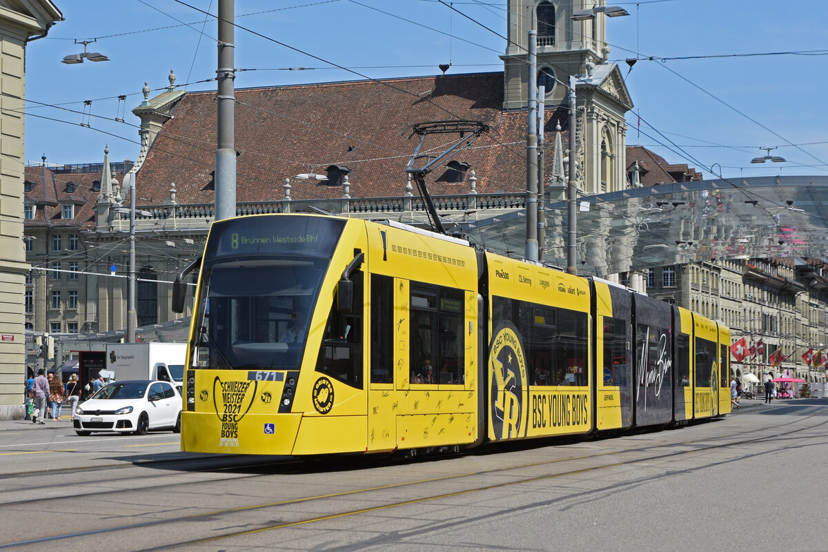 Be 6/8 Combino 671 YB Meistertram, auf der Linie 8, fährt Richtung Haltestelle Hirschengraben. Die Aufnahme stammt vom 21.08.2021.