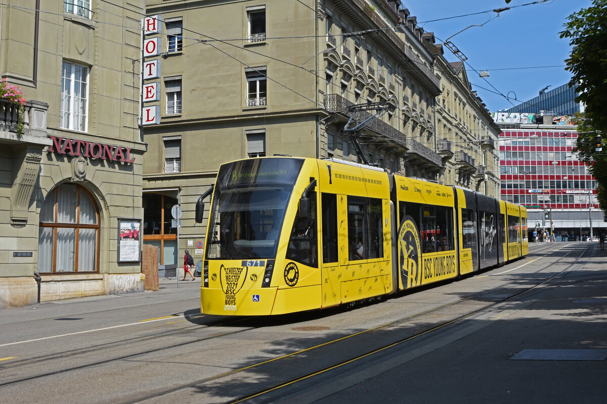 Be 6/8 Combino 671 YB Tram, auf der Linie 8, verlässt die Haltestelle Hirschengraben. Die Aufnahme stammt vom 21.08.2021.