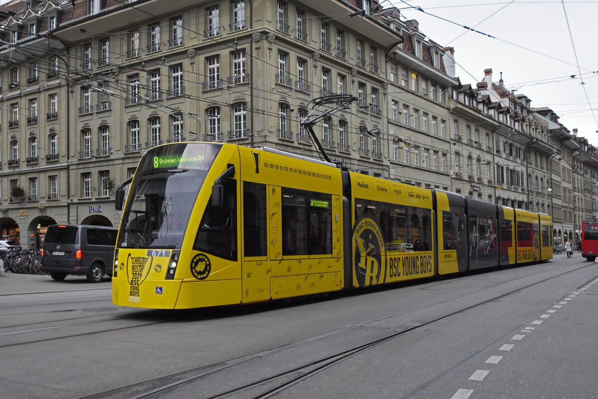 Be 6/8 Combino 671 YB Tram, auf der Linie 8, fährt zur Haltestelle beim Bahnhof Bern. Die Aufnahme stammt vom 30.11.2021.
