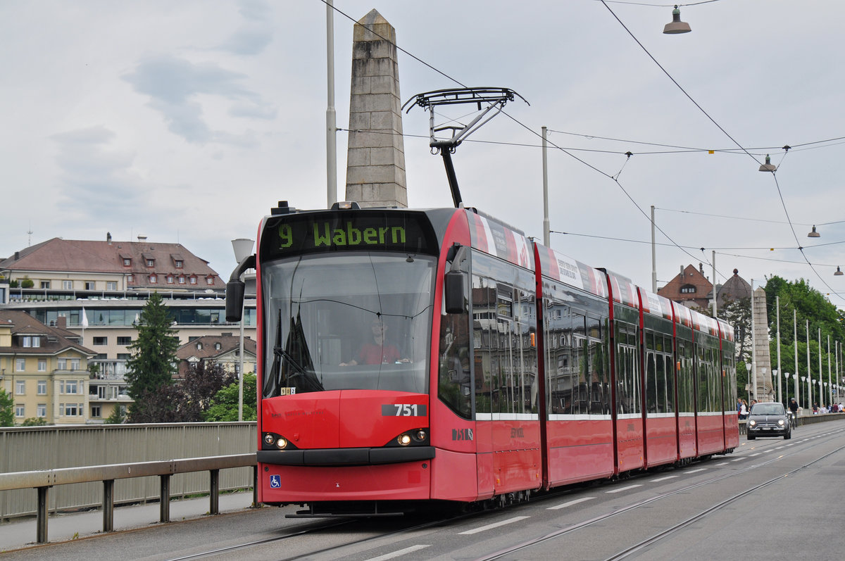 Be 6/8 Combino 751, auf der Linie 9 überquert die Kornhausbrücke. Die Aufnahme stam,mt vom 09.06.2017.
