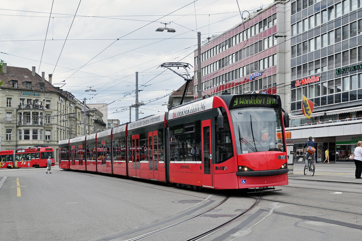 Be 6/8 Combino 751, auf der Linie 9, fährt zur Haltestelle beim Bahnhof Bern. Die Aufnahme stammt vom 09.06.2017