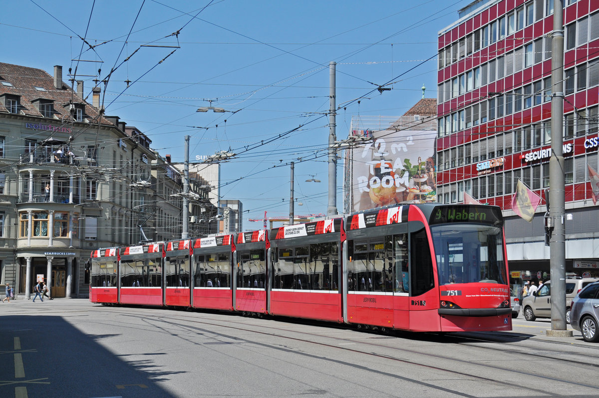 Be 6/8 Combino 751, auf der Linie 9, fährt zur Haltestelle beim Bahnhof Bern. Die Aufnahme stammt vom 09.07.2018.
