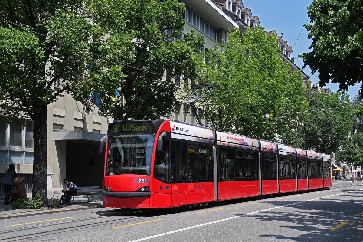 Be 6/8 Combino 751, auf der wegen der gesperrten Kornhausbrücke verkürzten Linie 9, wendet am 11.06.2025 in der Bundesgasse. Aufnahme Bern.