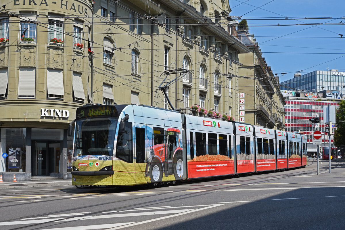 Be 6/8 Combino 752 mit der Denner Werbung, auf der Linie 9, verlässt die Haltestelle Hirschengraben. Die Aufnahme stammt vom 21.08.2021.