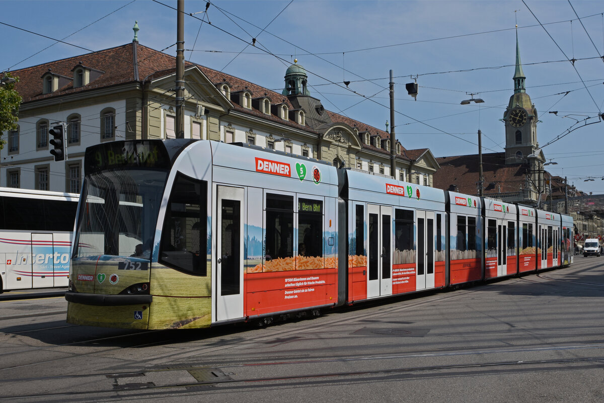 Be 6/8 Combino 752 mit der Denner Werbung, auf der Linie 9, fährt zur Haltestelle beim Bahnhof Bern. Die Aufnahme stammt vom 21.08.2021.