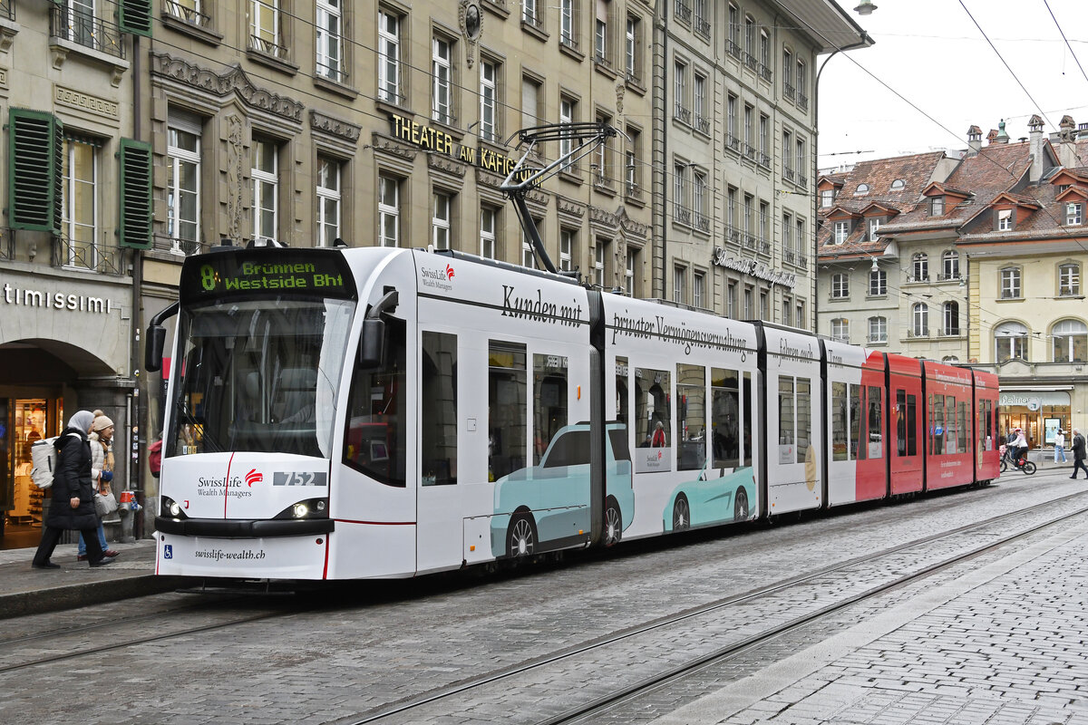 Be 6/8 Combino 752 mit der Swiss Live Werbung, auf der Linie 8, bedient am 17.04.2023 die Haltestelle Bärenplatz. 