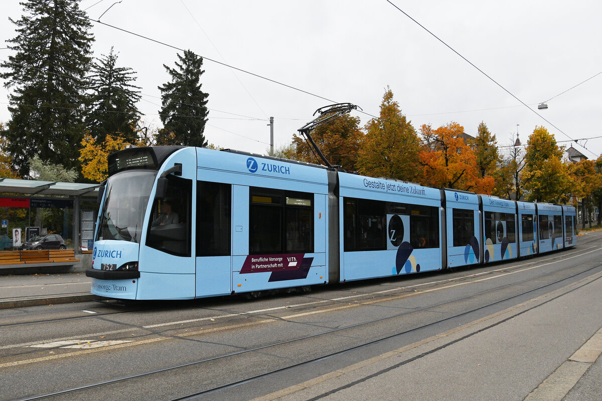Be 6/8 Combino 752 mit der Werbung für die Zürich Versicherung, auf der Linie 7, bedient am 16.10.2025 die Haltestelle Helvetiaplatz. Aufnahme Bern.