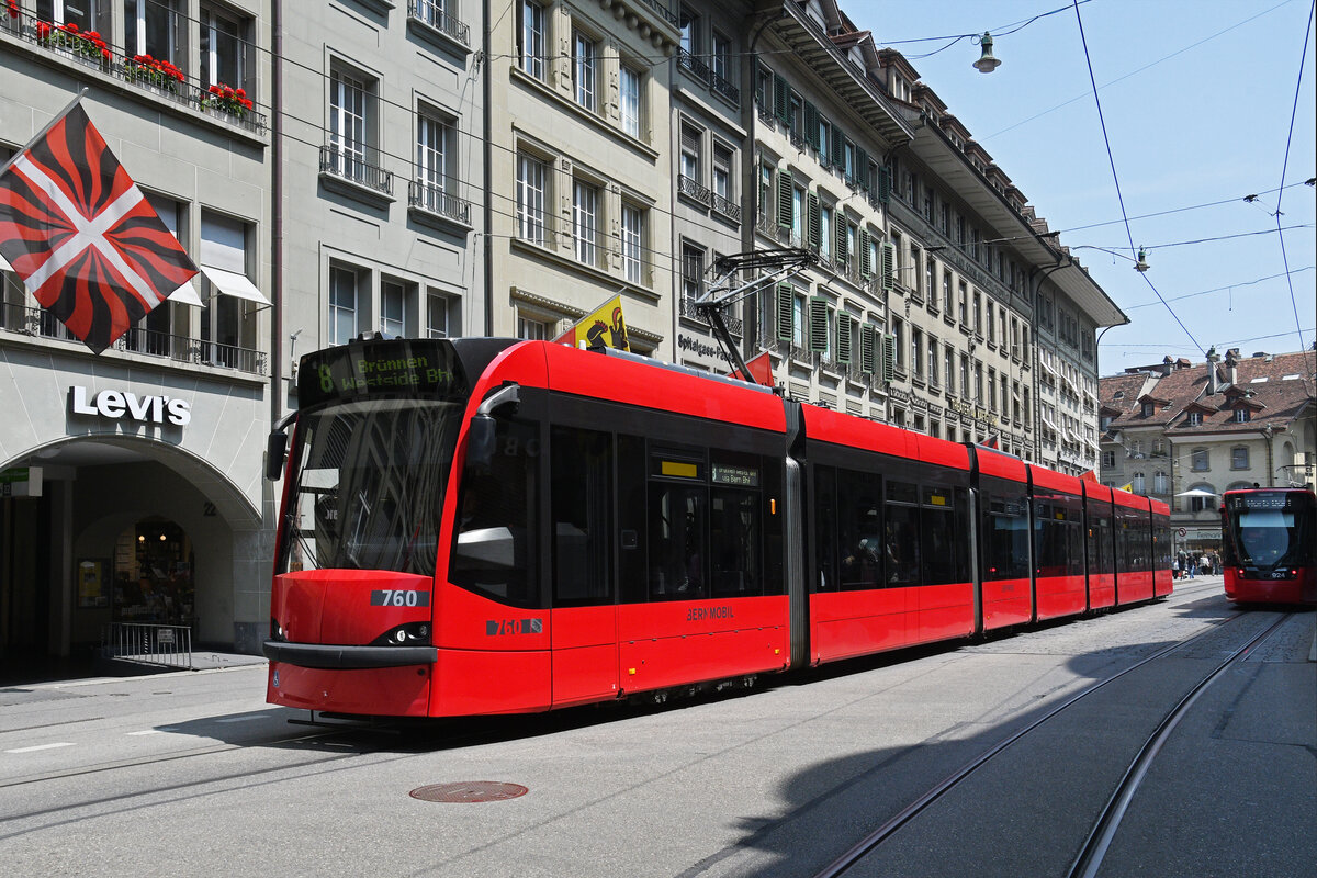 Be 6/8 Combino 760, auf der Linie 8, verlässt am 11.06.2025 die Haltestelle Bärenplatz. Aufnahme Bern.