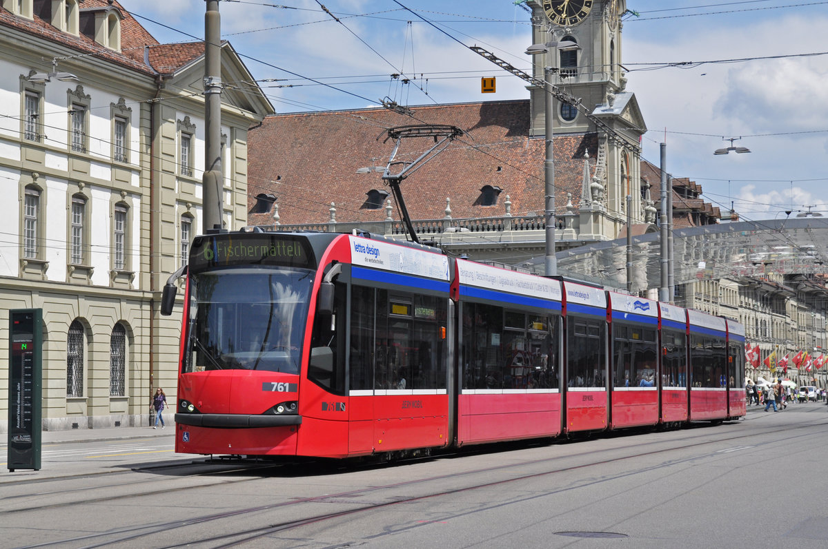 Be 6/8 Combino 761, auf der Linie 6, fährt zur Haltestelle beim Bubenbergplatz. Die Aufnahme stammt vom 22.05.2018.