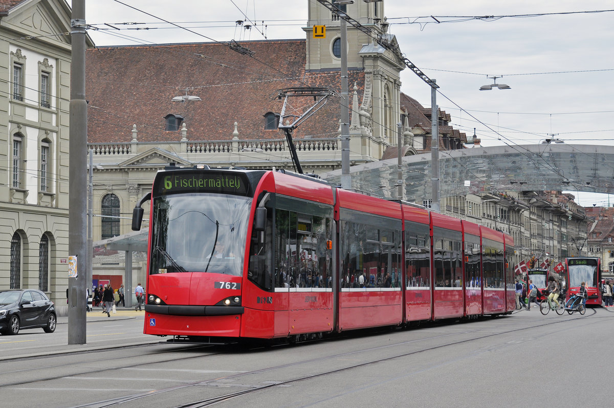 Be 6/8 Combino 762, auf der Linie 6, fährt zur Haltestelle beim Bubenbergplatz. Die Aufnahme stammt vom 09.06.2017.