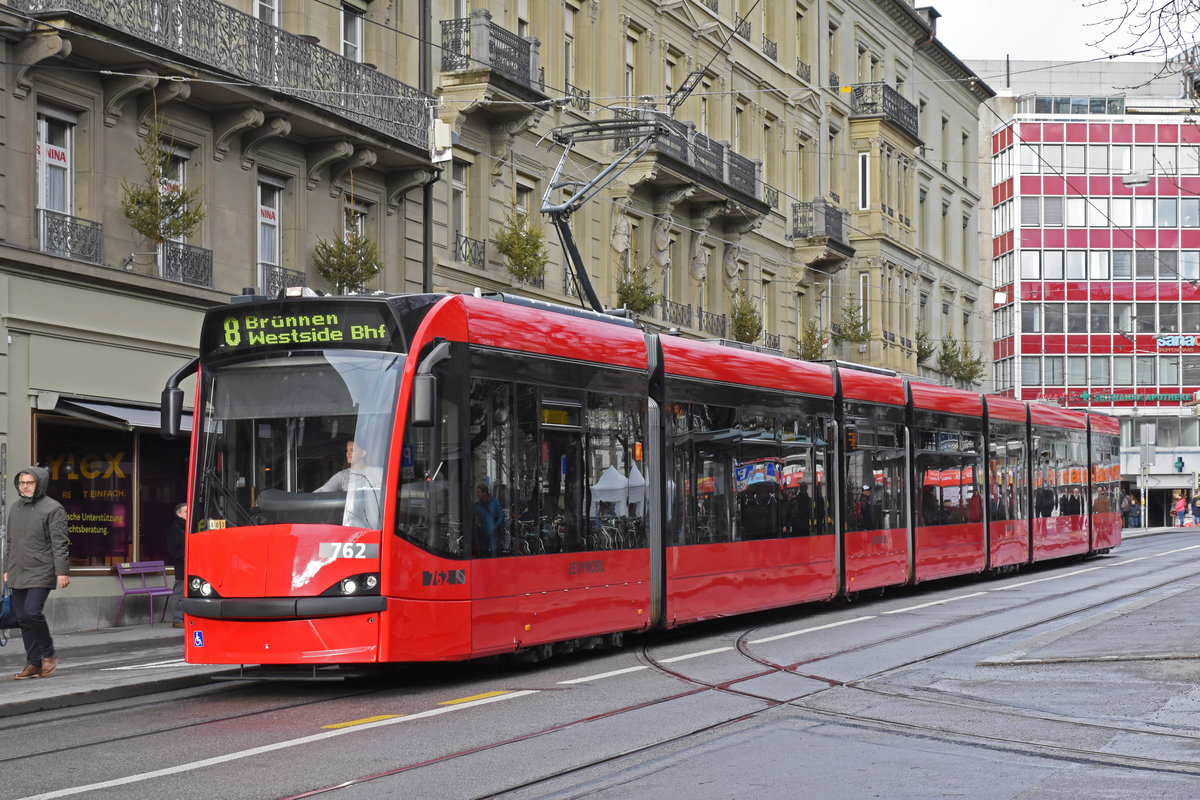 Be 6/8 Combino 762, auf der Linie 8, bedient die Haltestelle Hirschengraben. Die Aufnahme stammt vom 21.12.2019.