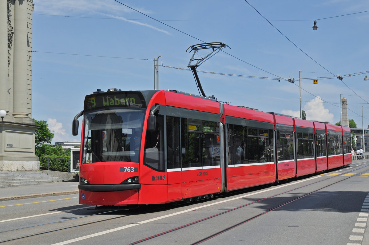 Be 6/8 Combino 763, auf der Linie 9, fährt zur Haltestelle Zytglogge. Die Aufnahme stammt vom 22.05.2018.