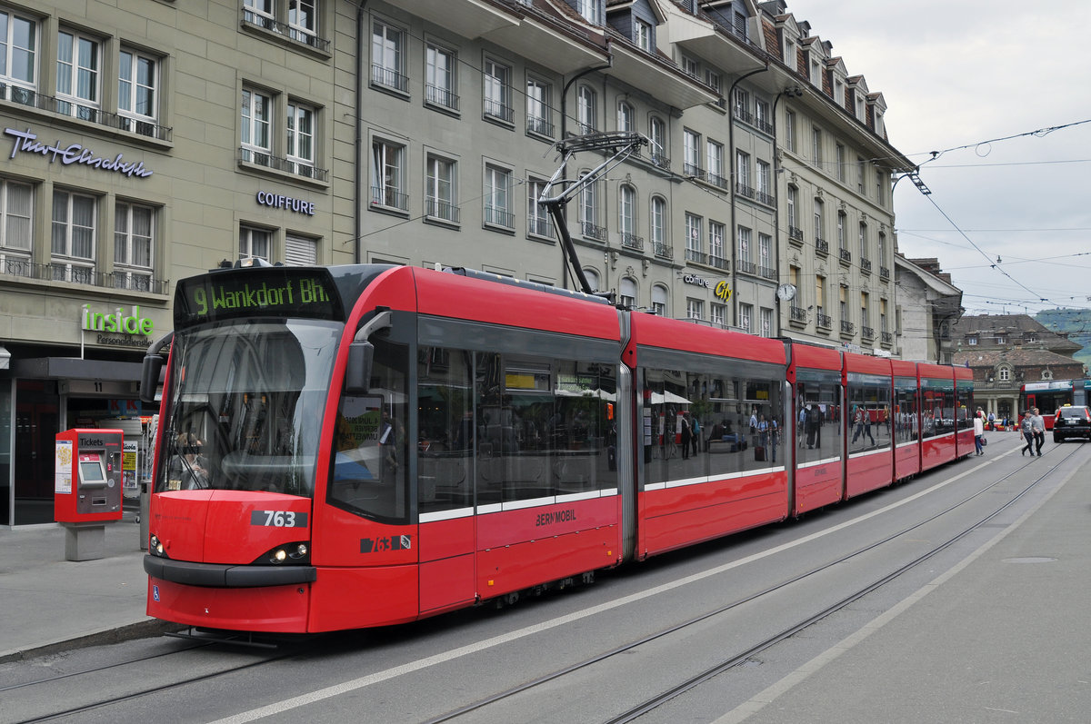 Be 6/8 Combino 763, auf der Linie 9, bedient die Haltestelle Zytglogge. Die Aufnahme stammt vom 09.05.2016.