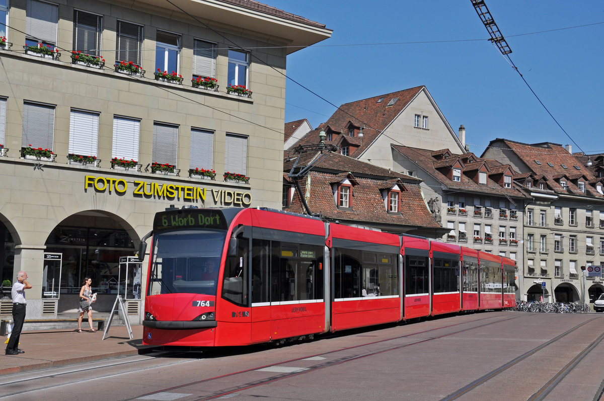 Be 6/8 Combino 764, auf der Linie 6, bedient die Haltestelle Casinoplatz. Die Aufnahme stammt vom 09.07.2018.