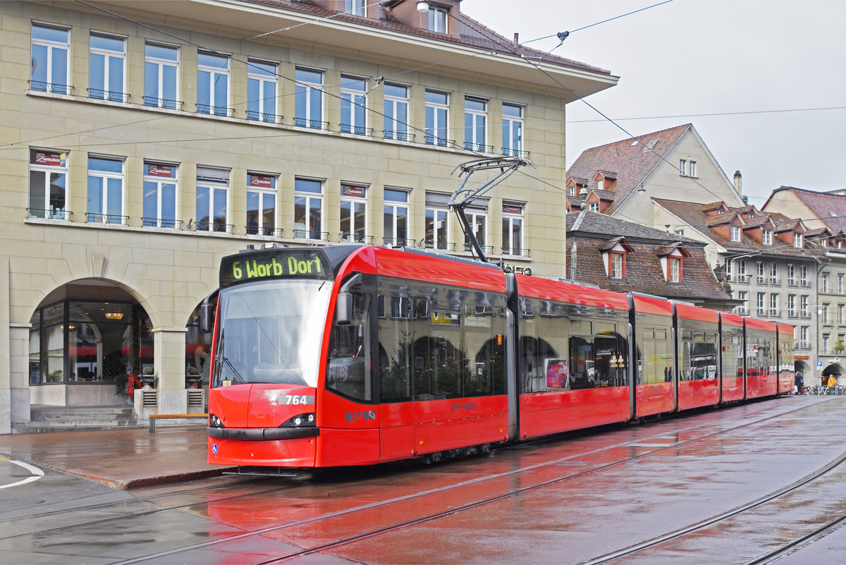 Be 6/8 Combino 764, auf der Linie 6, bedient die Haltestelle beim Casinoplatz. Die Aufnahme stammt vom 21.12.2019.