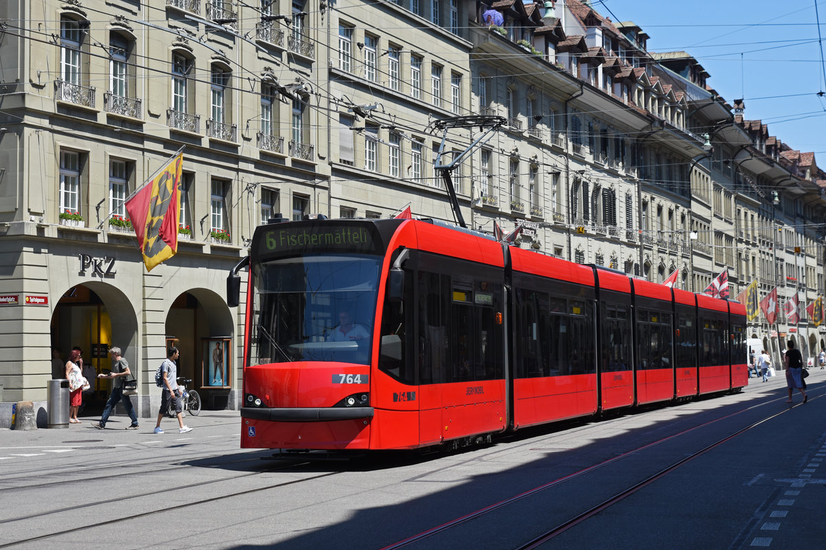 Be 6/8 Combino 764, auf der Linie 6, fährt durch die Spitalstrasse. Die Aufnahme stammt vom 24.06.2020.