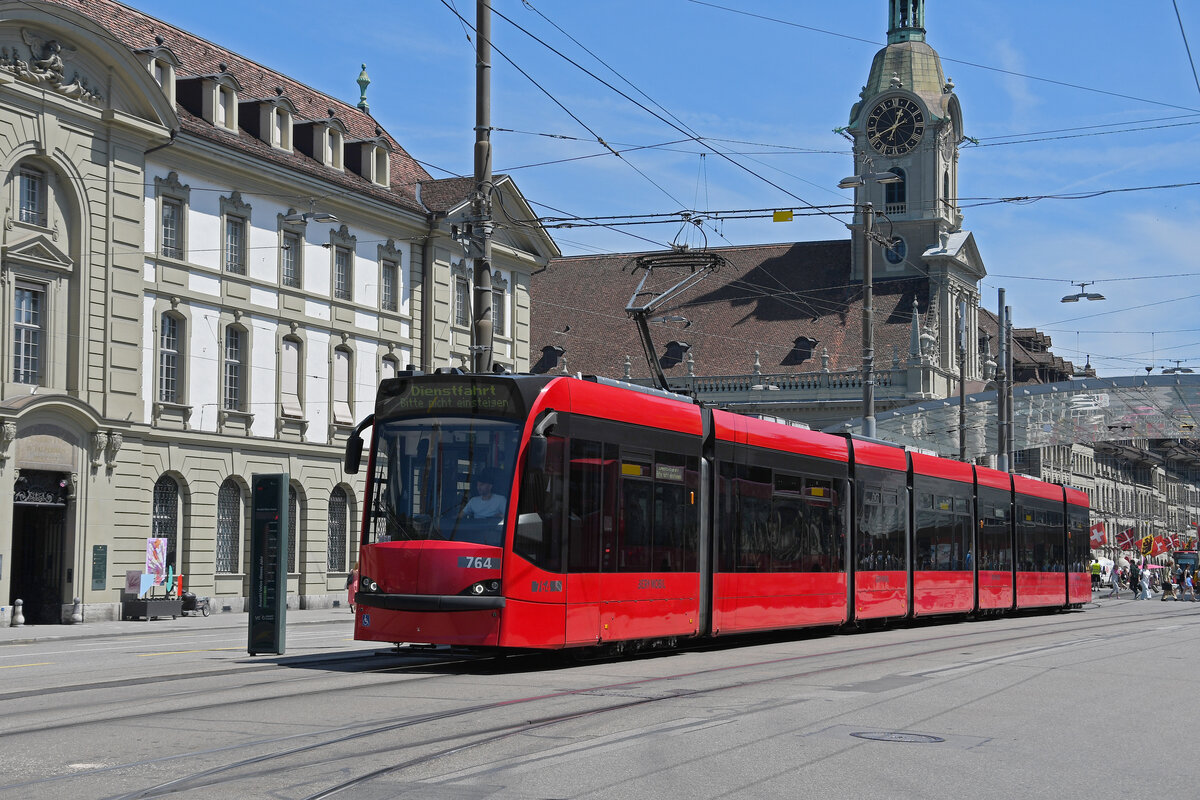 Be 6/8 Combino 764, fährt am 09.07.2024 als Dienstfahrt über den Bubenbergplatz. Aufnahme Bern.