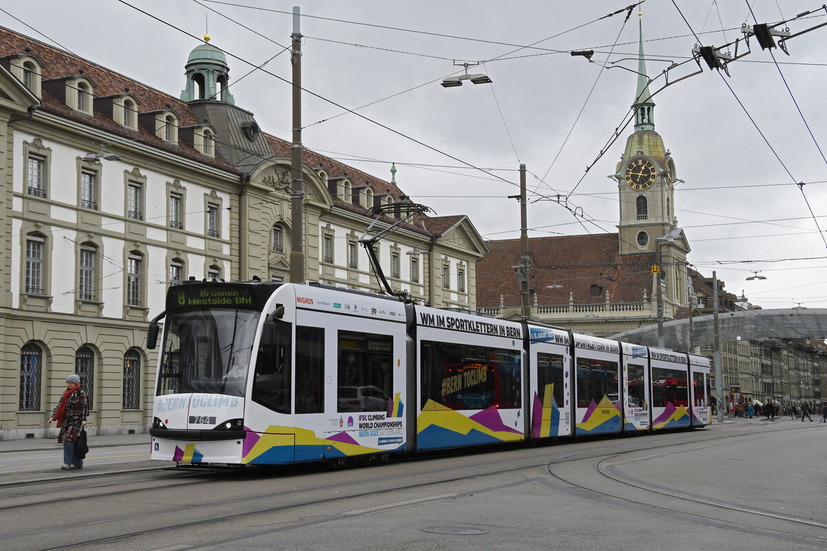 Be 6/8 Combino 764 mit der Werbung für die WM im Sportklettern, auf der Linie 8, fährt am 17.04.2023 zur Haltestelle Hirschengraben.