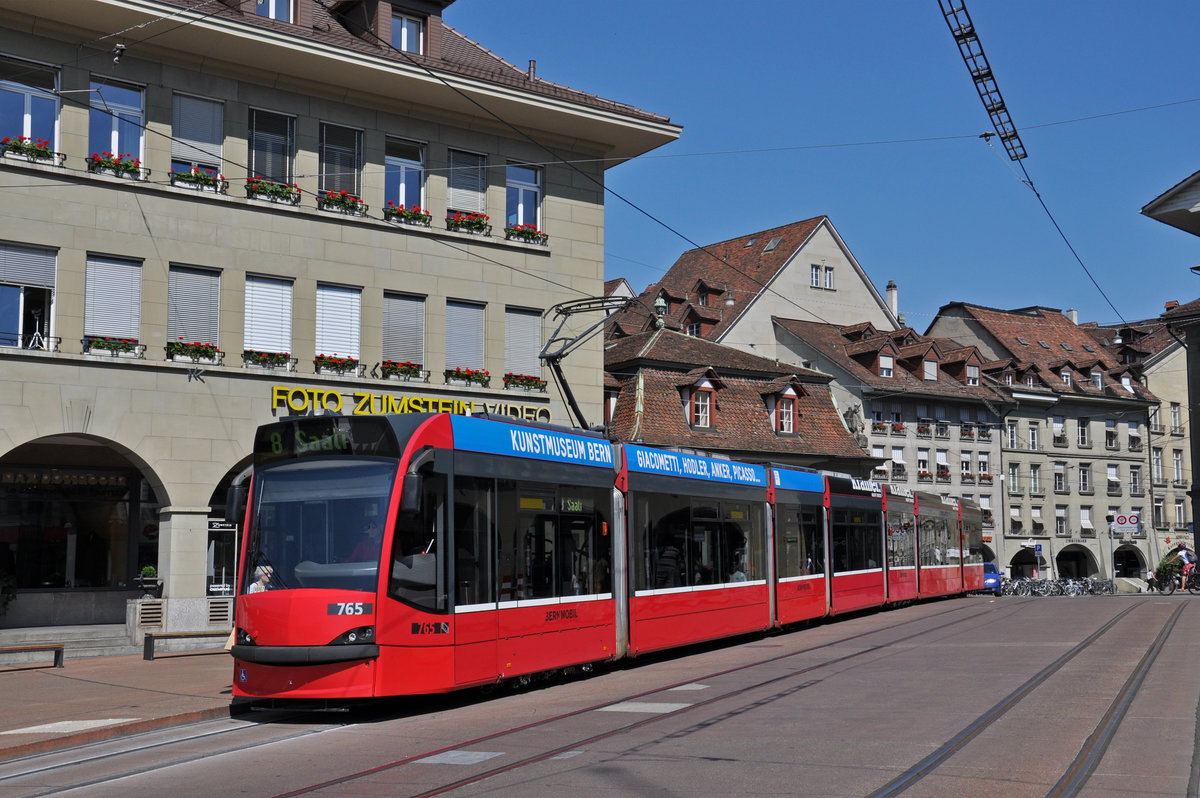 Be 6/8 Combino 765, auf der Linie 8, bedient die Haltestelle beim Casinoplatz. Die Aufnahme stammt vom 09.07.2018.