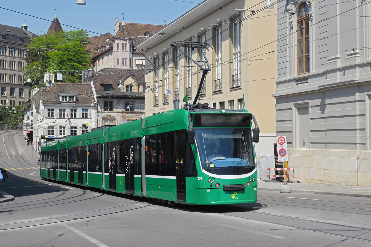 Be 6/8 Combino, auf der Linie 14, fährt den Steinenberg hoch zur Haltestelle Bankverein. Die Aufnahme stammt vom 28.05.2020.
