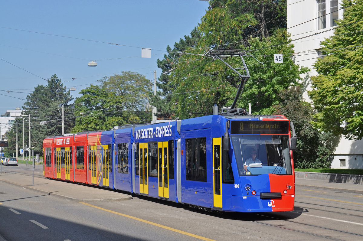 Be 6/8 Combino FC Basel, auf der Linie 8, verlässt die Haltestelle CIBA. Die Aufnahme stammt vom 29.08.2017.
