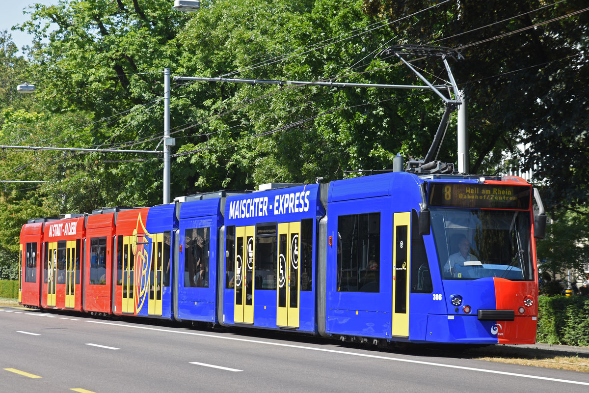 Be 6/8 Combino FC Basel, auf der Linie 8, fährt zur Haltestelle Aeschenplatz. Die Aufnahme stammt vom 01.07.2018.