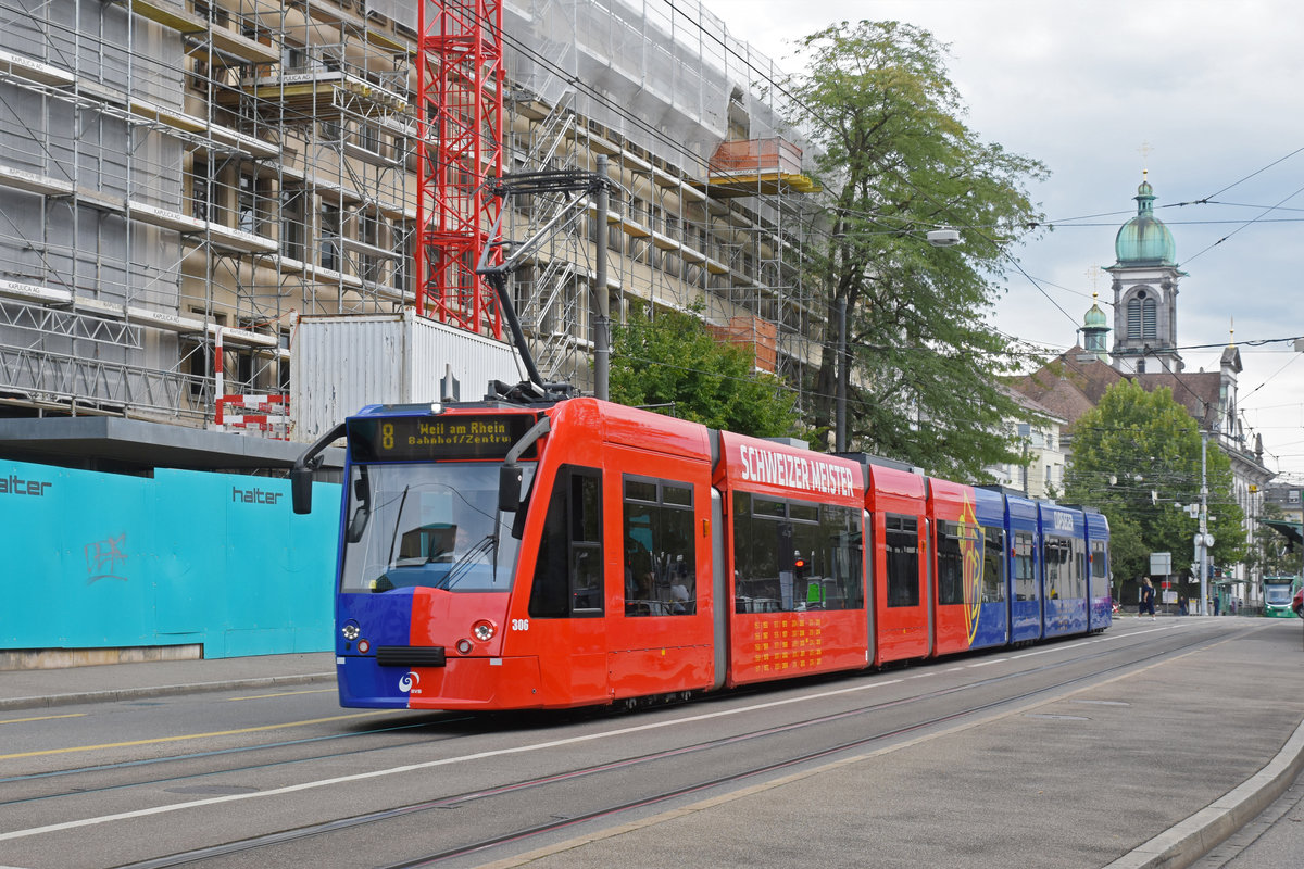 Be 6/8 Combino FC Basel, auf der Linie 8, fährt zur Haltestelle CIBA. Die Aufnahme stammt vom 06.09.2018.