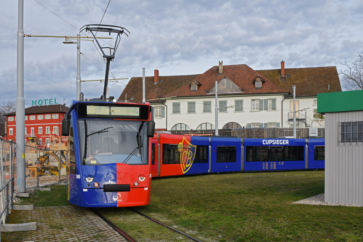 Be 6/8 Combino FC Basel, auf der Linie 8, wendet in der Schlaufe bei Weil am Rhein. Die Aufnahme stammt vom 12.03.2019.