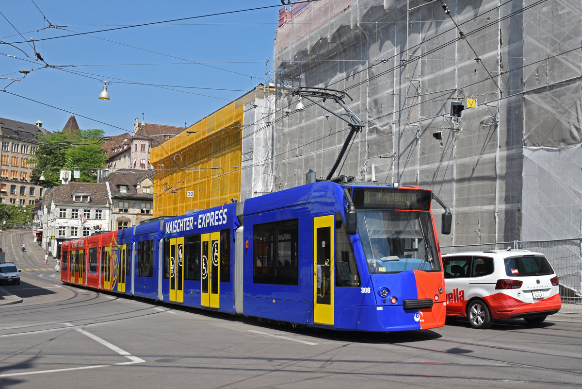 Be 6/8 Combino FC Basel, auf der Linie 8, fährt den Steinenberg hoch zur Haltestelle Bankverein. Die Aufnahme stammt vom 02.07.2019.