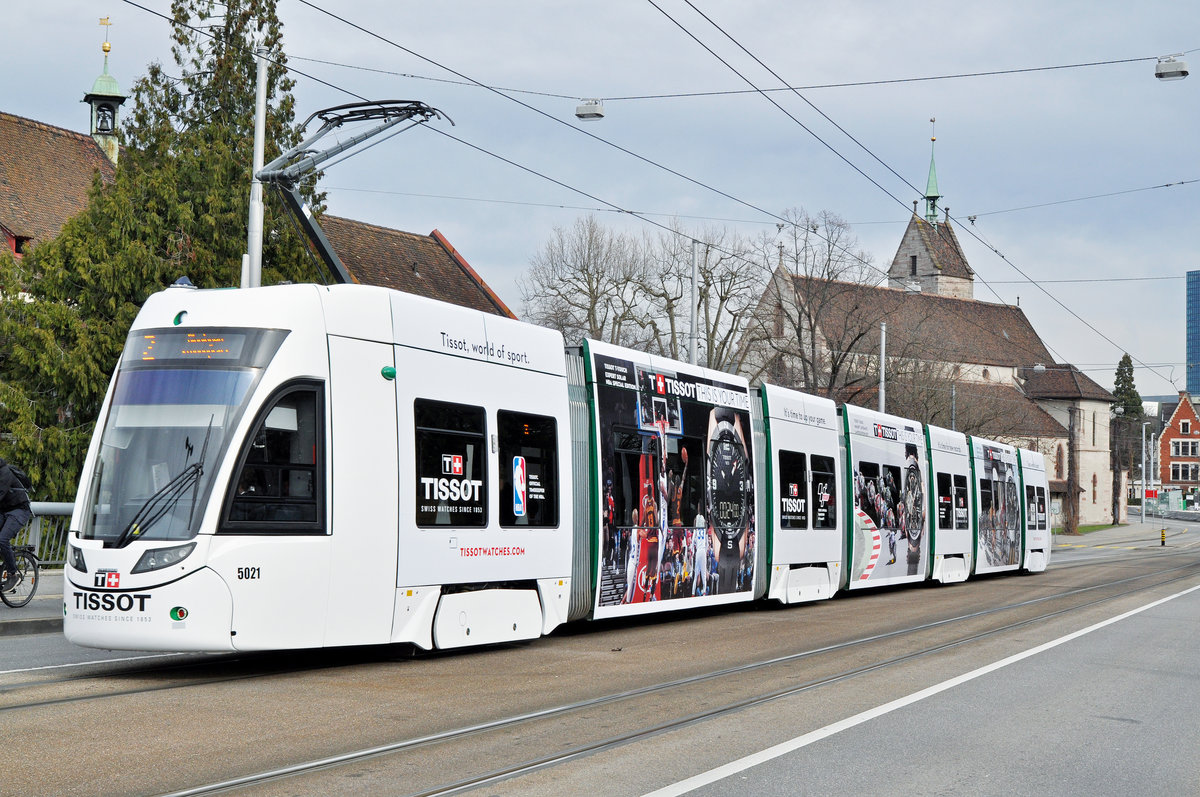 Be 6/8 Flexity 2021, mit der Tissot Werbung, überquert die Wettsteinbrücke. Die Aufnahme stammt vom 04.03.2017.