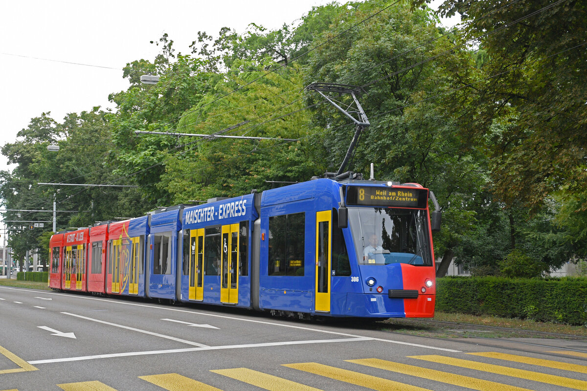 Be 6/8 Flexity 306 FC Basel, auf der Linie 8, fährt am 21.07.2025 zur Haltestelle am Aeschenplatz. Aufnahme Basel.