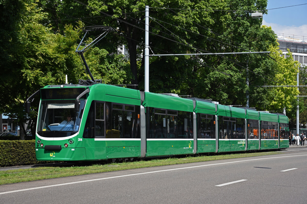 Be 6/8 Flexity 314, auf der Linie 8, fährt zur Haltestelle am Bahnhof SBB. Die Aufnahme stammt vom 09.05.2022.