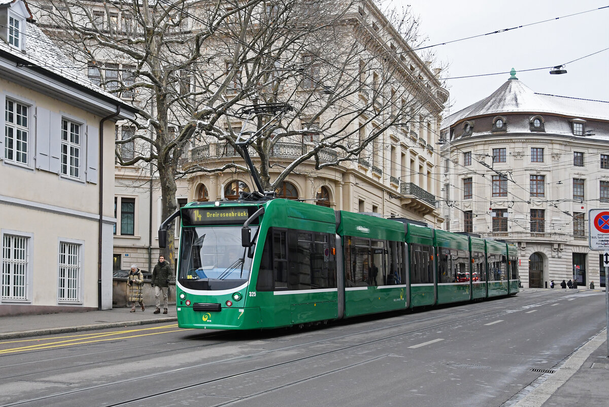 Be 6/8 Flexity 325, auf der Linie 14, fährt am 08.01.2024 den Steinenberg hinunter zur Haltestelle Barfüsserplatz.