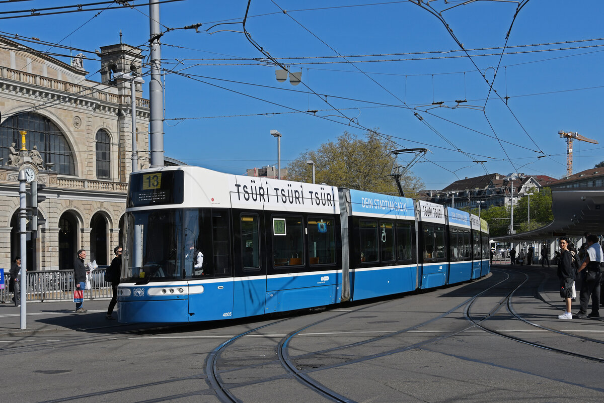 Be 6/8 Flexity 4005, auf der Linie 13, verlässt am 12.04.2024 die Haltestelle beim Bahnhof Zürich.
