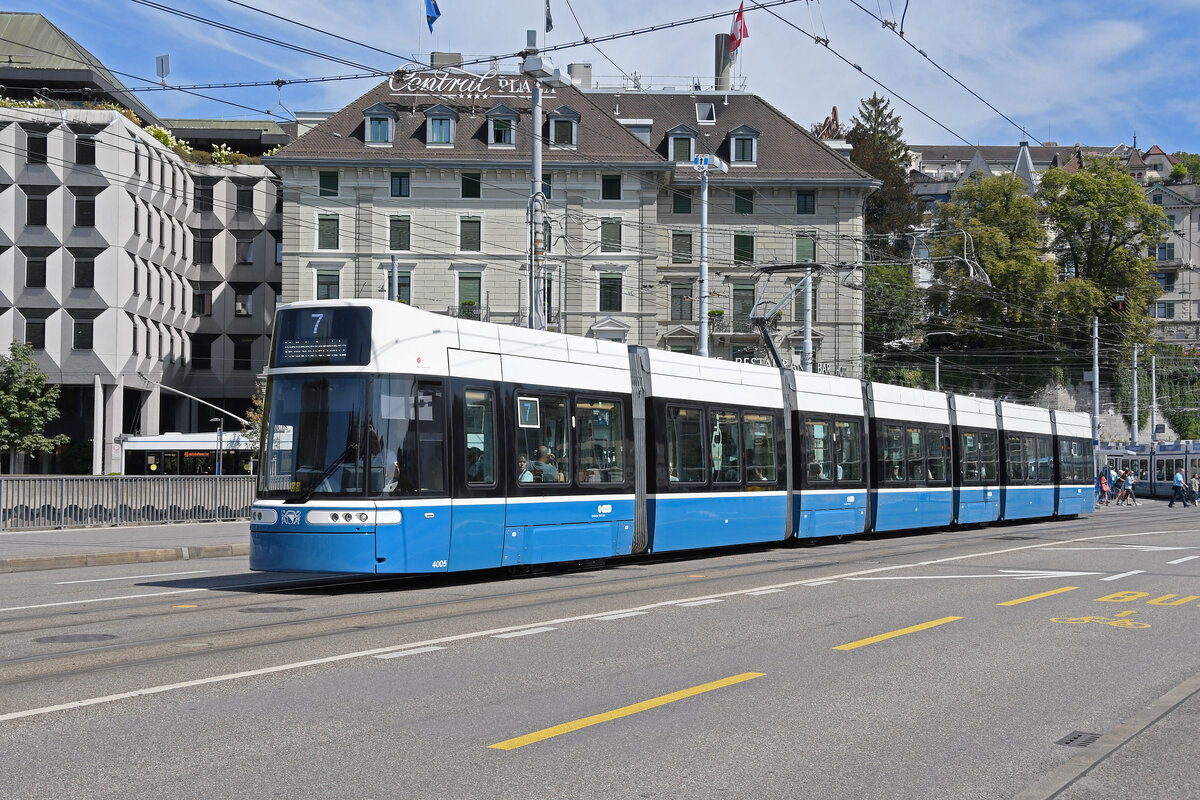 Be 6/8 Flexity 4005, auf der Linie 7, überquert am 22.08.2024 die Bahnhofbrücke in Zürich.