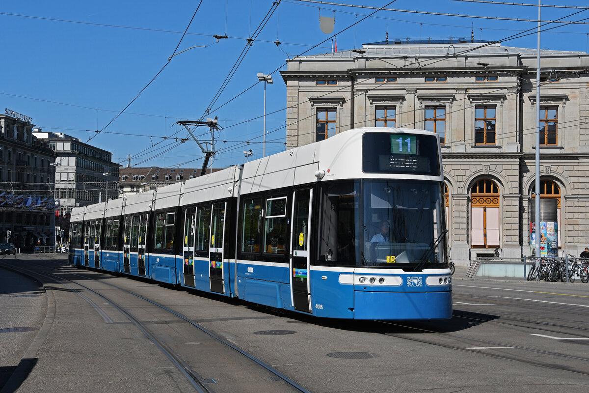 Be 6/8 Flexity 4006, auf der Linie 11, fährt am 12.04.2024 zur Haltestelle beim Bahnhof Zürich.