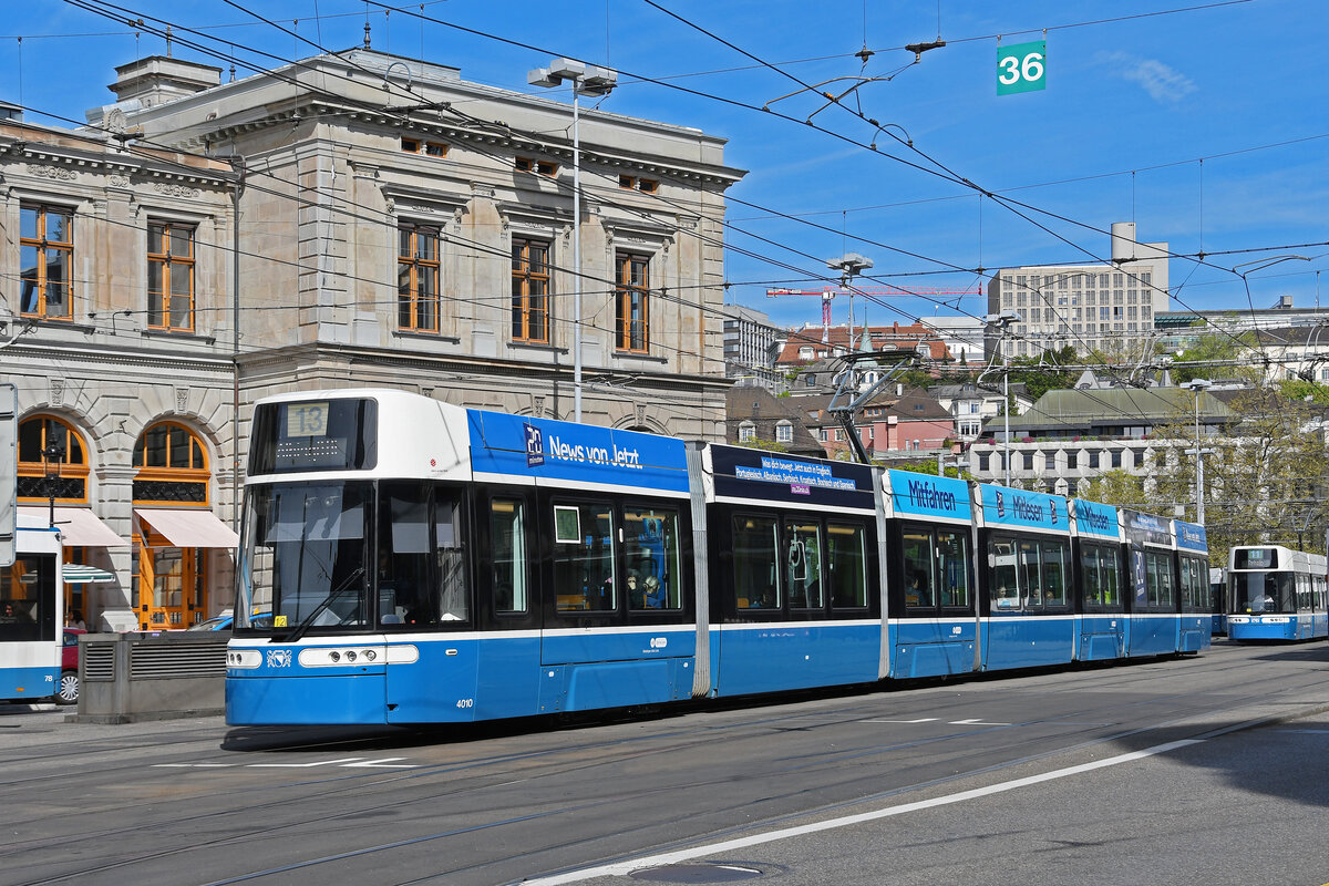 Be 6/8 Flexity 4010, auf der Linie 13, fährt am 12.04.2024 zur Haltestelle beim Bahnhofplatz in Zürich.