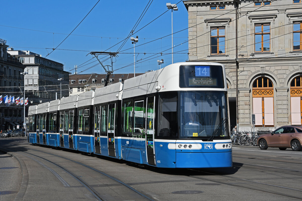 Be 6/8 Flexity 4015, auf der Linie 14, fährt am 12.04.2024 zur Haltestelle beim Bahnhof Zürich.