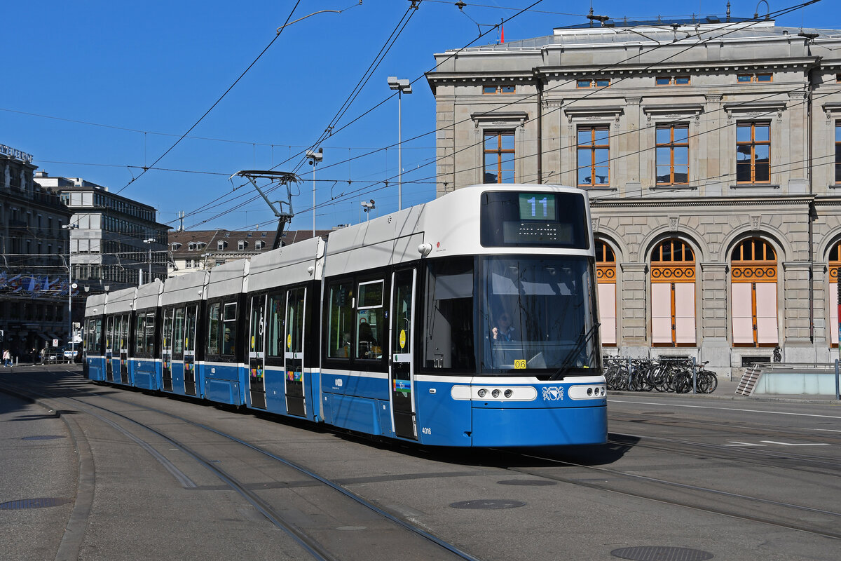 Be 6/8 Flexity 4016, auf der Linie 11, fährt am 12.04.2024 zur Haltestelle beim Bahnhof Zürich.
