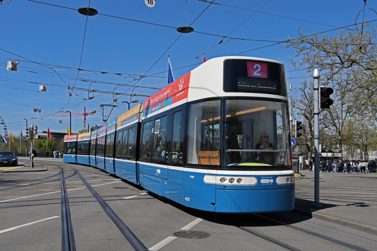 Be 6/8 Flexity 4017, auf der Linie 2, verlässt am 12.04.2024 die Haltestelle Bellevue. Aufnahme Zürich.